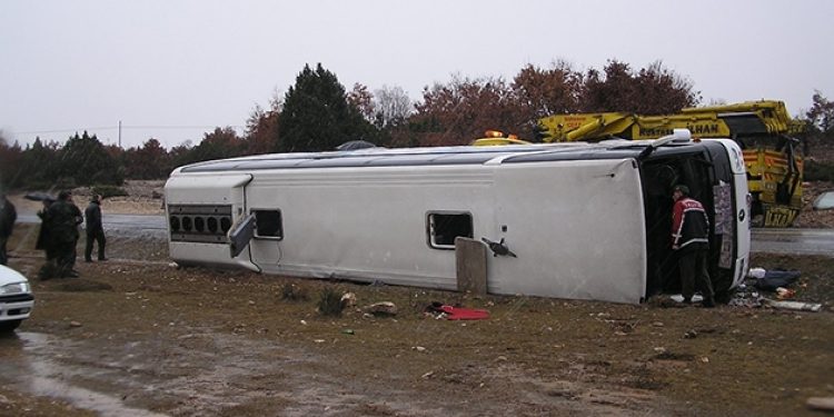Türk Metal Sendikası otobüsü kaza yaptı
