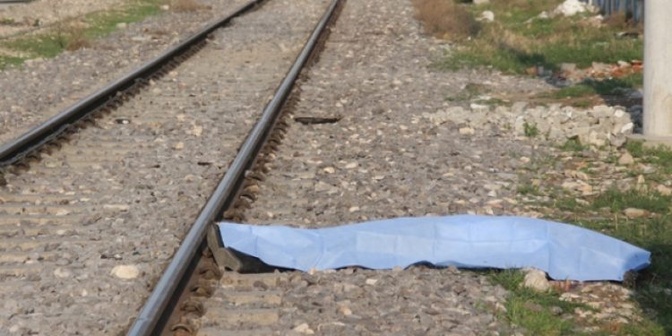 Trenin altında ölen kızın telefonunu çaldılar