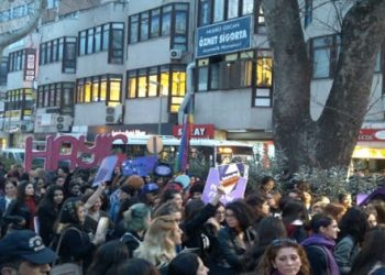 Kadın eyleminde 65 kişi gözaltına alındı