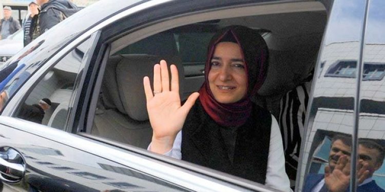 Aile Bakanı’nın Hollanda’ya girmesine izin verilmedi