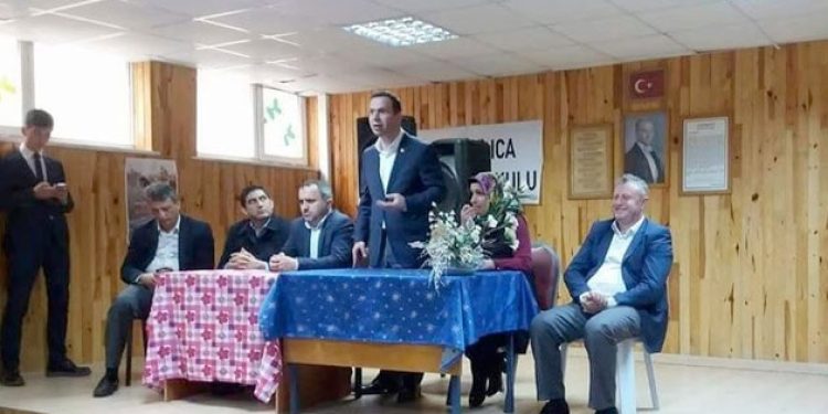 AKP’li vekil ilkokulda ‘Evet’ kampanyası yaptı