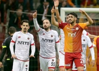 Böyle acemilik olmaz! 90 saniyede 2 penaltı