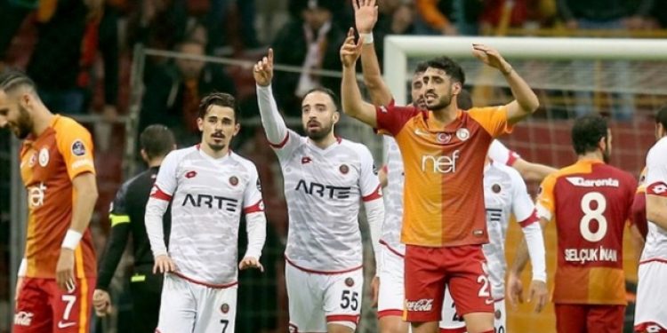 Böyle acemilik olmaz! 90 saniyede 2 penaltı