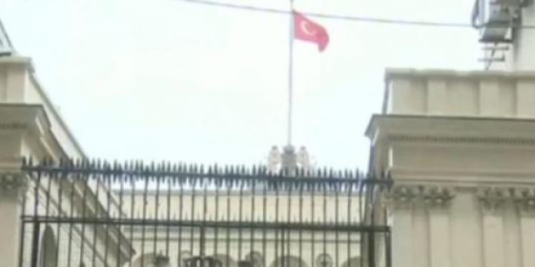 Beyoğlu’ndaki Hollanda bayrağı indirildi