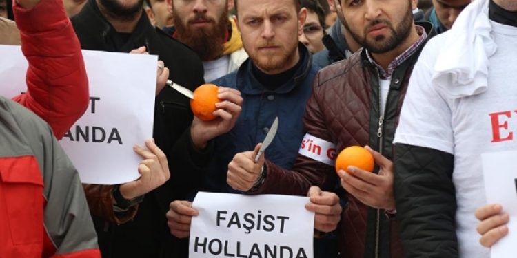 Portakal bıçaklayıp Hollanda’yı protesto ettiler