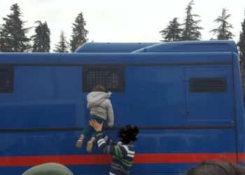 Anne ve babası tutuklanan bir bebeğin babasını görme çabası…