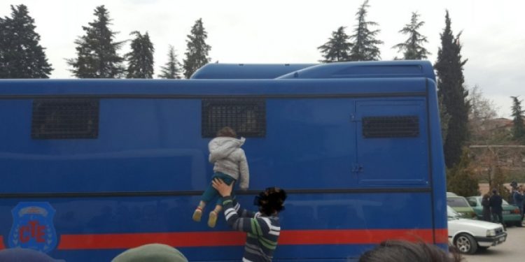 Anne ve babası tutuklanan bir bebeğin babasını görme çabası…