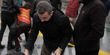 AKP’lilerden Norveçli gazeteciye linç girişimi