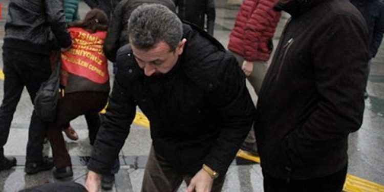 AKP’lilerden Norveçli gazeteciye linç girişimi