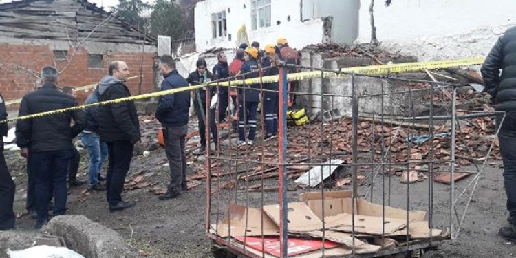 Ankara’da gecekondu çöktü