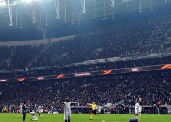 Beşiktaşlılar Olympiakos zaferini ‘Sirtaki’ ile kutladı