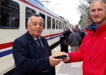 Trende bulduğu cüzdanı sosyal medyadan ulaştırdı