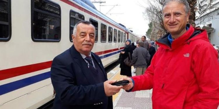 Trende bulduğu cüzdanı sosyal medyadan ulaştırdı