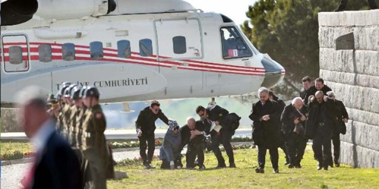 Erdoğan geldi, Numan Kurtulmuş ve eşi zor kurtuldu!