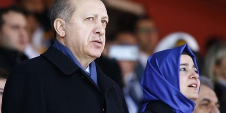 Elinde büyüyen kızın marifetleri