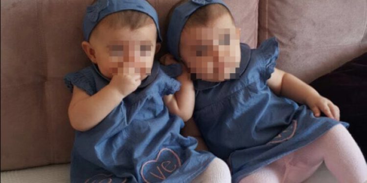 İkizler anne ve babasının yolunu gözlüyor