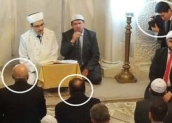 Çok dindarmış gibi çek panpa!