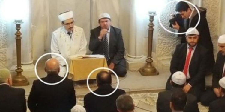 Çok dindarmış gibi çek panpa!