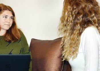 Kendisini zorla öpmeye kalkan gencin dilini kopardı