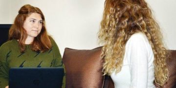 Kendisini zorla öpmeye kalkan gencin dilini kopardı