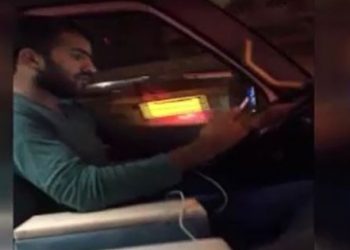 Minibüs şoförü direksiyon başında dizi izledi