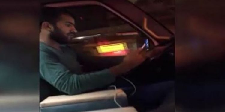 Minibüs şoförü direksiyon başında dizi izledi