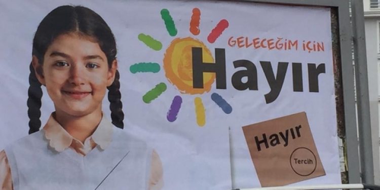 CHP’nin referandum afişleri indirildi
