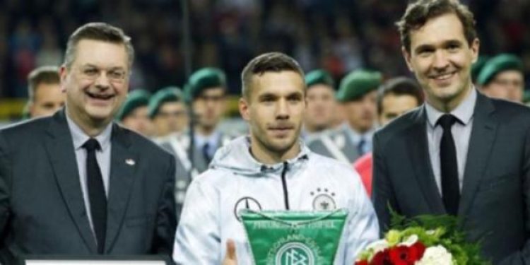 Podolski gözyaşlarıyla…