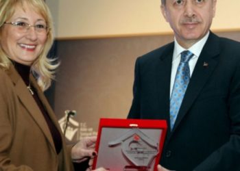 Geçici rektör kelle almaya devam ediyor