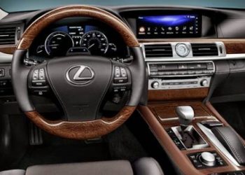 Bakan’ın gönlünden Lexus geçmiş