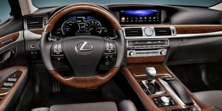 Bakan’ın gönlünden Lexus geçmiş