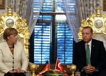 Merkel’den flaş açıklama: Referandumu beklemeliyiz