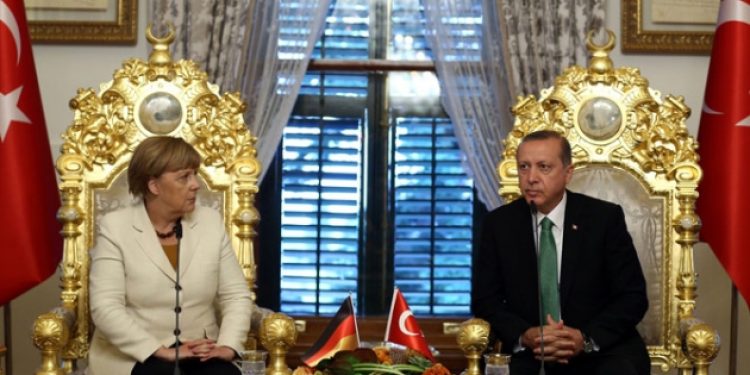 Merkel’den flaş açıklama: Referandumu beklemeliyiz