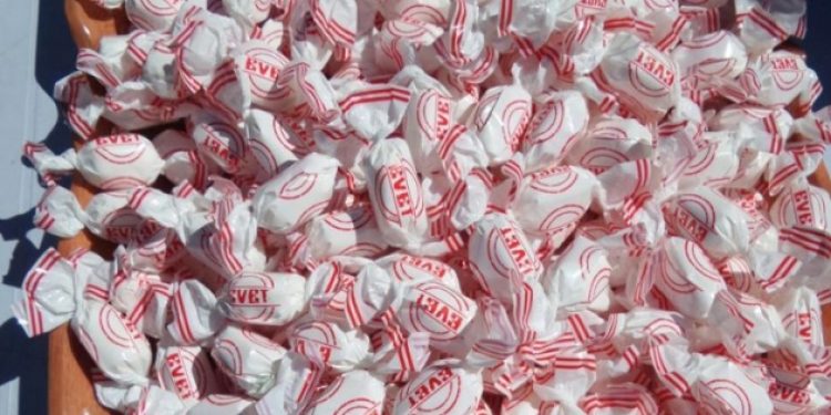 Camide cemaate ‘evet’ şekeri dağıtıldı