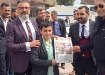 Şırnak Silopi’de polis ‘Evet’ gazetesi dağıttı