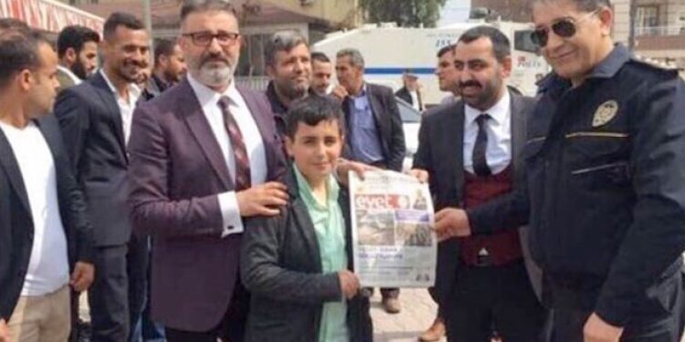 Şırnak Silopi’de polis ‘Evet’ gazetesi dağıttı