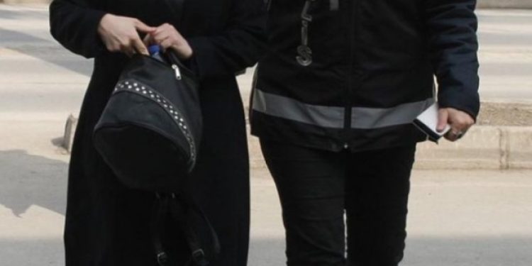 Eşi de tutuklu olan bebekli anneyi günlerdir nezarette tutuyorlar!