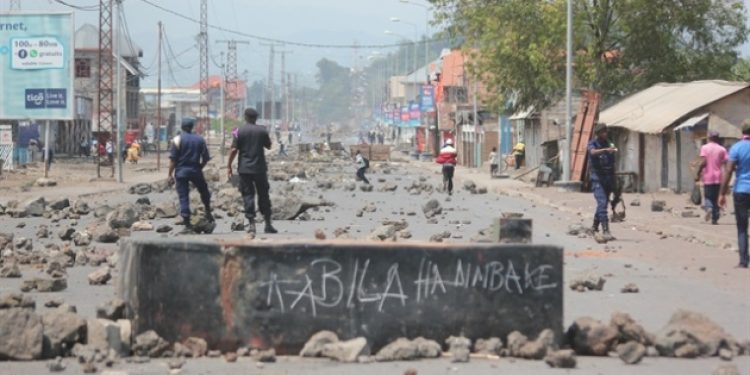40 polisin başını kestiler