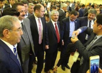 AKP düğününde Bakan’a dolar yağmuru