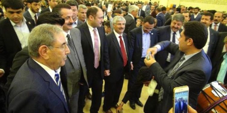 AKP düğününde Bakan’a dolar yağmuru