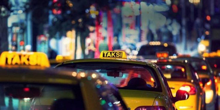 Yolcu alma kavgasında kan aktı