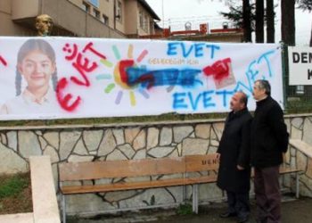 CHP’nin referandum afişine saldırı