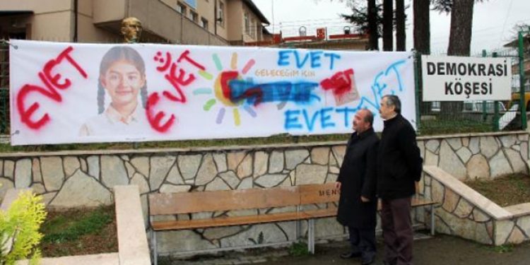 CHP’nin referandum afişine saldırı