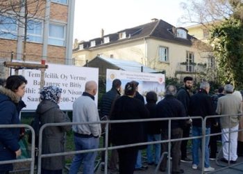 Referandum oylaması skandallarla başladı!