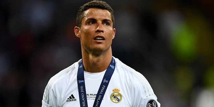 Ronaldo Messi’yi geçti