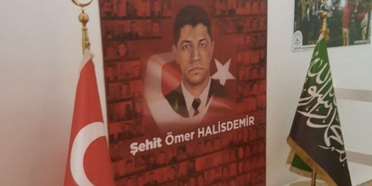 AKP’li Gaziosmanpaşa Belediyesi ortaokula cihat bayrağı astı