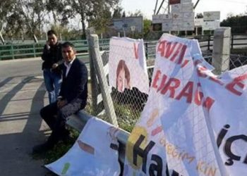 Hayır pankartlarını parçaladılar