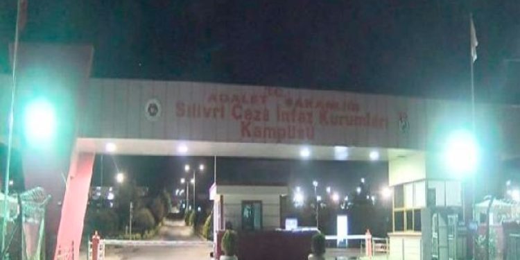 Tahliye edilen gazeteciler hakkında gözaltı kararı!