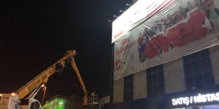 Saadet binasına AKP logolu evet pankartı!
