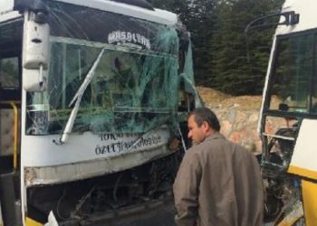 Öğrenciler taşıyan minibüsler çarpıştı